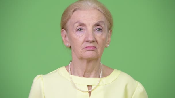 Студийный снимок красивой старшей бизнес-леди с светлыми волосами — стоковое видео