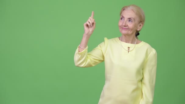 Gelukkig senior zakenvrouw denken terwijl omhoog — Stockvideo