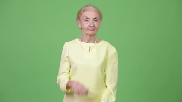 Senior businesswoman with blond hair giving thumbs up — Stock Video