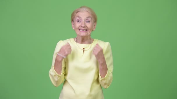 Felice donna d'affari anziana guardando eccitato — Video Stock