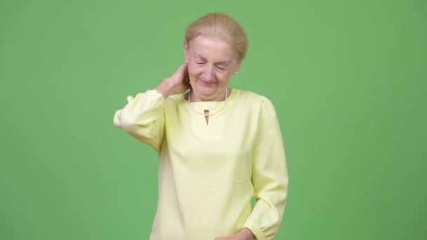 Gestresste Seniorin mit Nackenschmerzen — Stockvideo