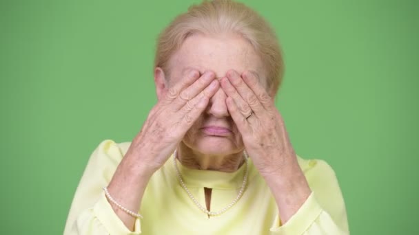 Красивая старшая деловая женщина, прикрывающая глаза, как концепция трех мудрых обезьян — стоковое видео