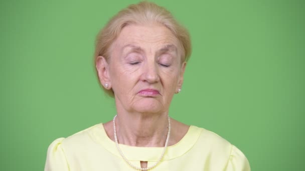 Donna d'affari anziana stressata che sembra annoiata — Video Stock