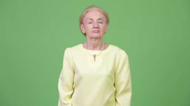 Studioaufnahme Der Schönen Seniorin Vor Chromaschlüssel Mit Grünem Hintergrund — Stockvideo