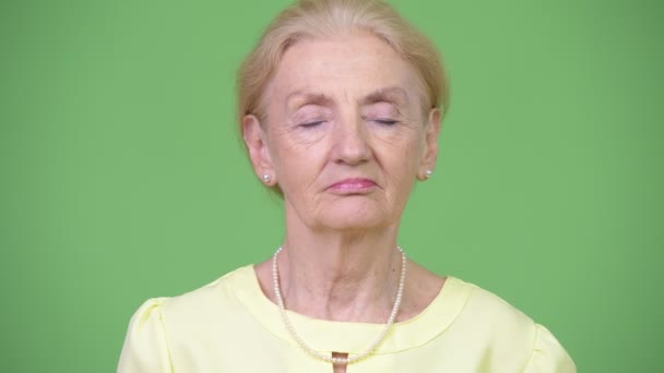 Счастливая старшая деловая женщина расслабляется с закрытыми глазами — стоковое видео