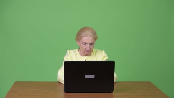 Seniorin benutzt Laptop und bekommt schlechte Nachrichten — Stockvideo