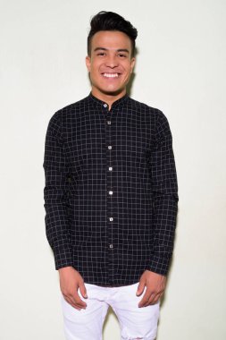 Beyaz arka plan karşı akıllı giysili genç çok etnik gruptan oluşan adam