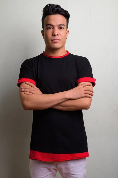 Multi-etnische jongeman dragen zwart shirt tegen witte achtergrond — Stockfoto