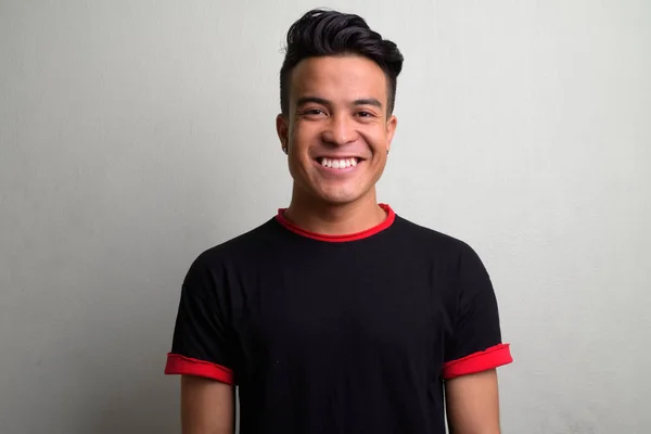 Giovane uomo multietnico indossa camicia nera contro sfondo bianco — Foto Stock