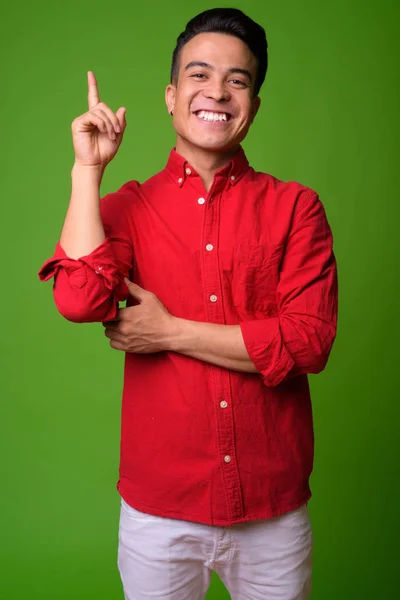 Yeşil arka plan kırmızı gömlek giymiş genç çok etnik gruptan oluşan iş adamı — Stok fotoğraf