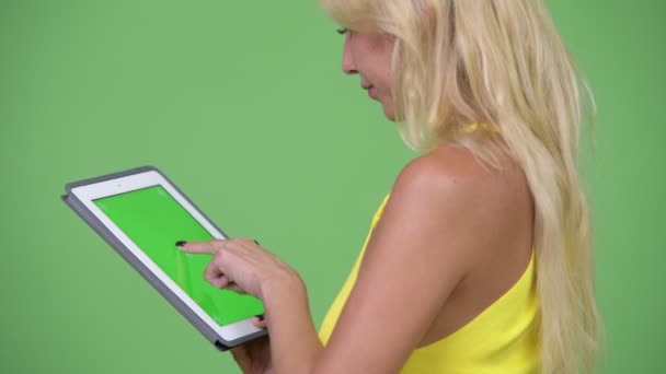 Jonge mooie blonde vrouw met behulp van digitale tablet — Stockvideo