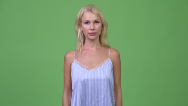 Young happy beautiful businesswoman with arms crossed — Stock Video