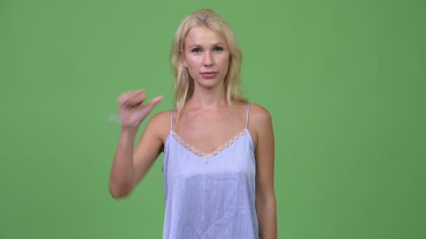 Unga allvarliga affärskvinna ger tummen ner — Stockvideo