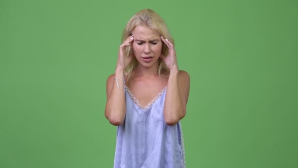 Junge gestresste Geschäftsfrau hat Kopfschmerzen — Stockvideo