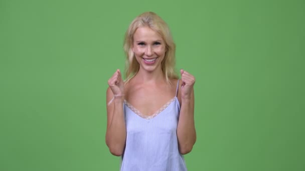 緑の背景にクロマキーに対して金髪の若い美しい実業家のスタジオ撮影 — ストック動画