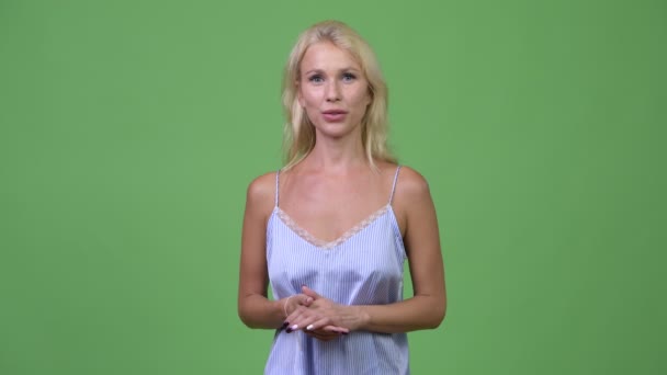 Mladá šťastná krásná podnikatelka představí něco — Stock video