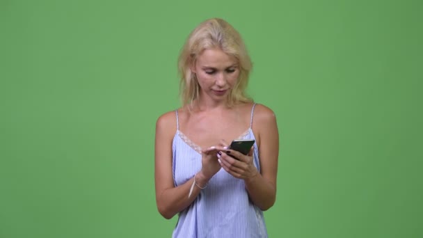 緑の背景にクロマキーに対して金髪の若い美しい実業家のスタジオ撮影 — ストック動画