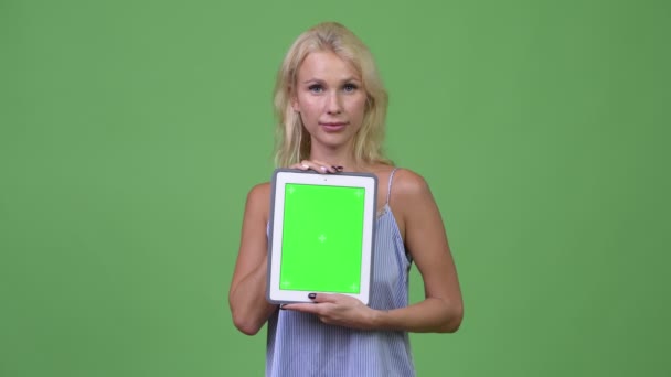 Молодая счастливая красивая деловая женщина показывает цифровой планшет — стоковое видео