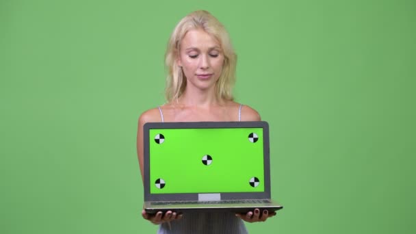 Νέοι ευτυχής όμορφη επιχειρηματίας δείχνει φορητό υπολογιστή — Αρχείο Βίντεο