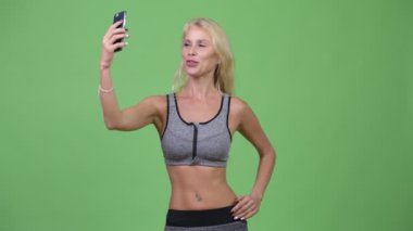 Genç güzel kadın vlogging ile telefon spor salonu için hazır