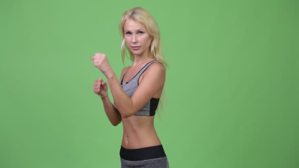 Jovem mulher bonita em postura de luta pronta para o ginásio — Vídeo de Stock