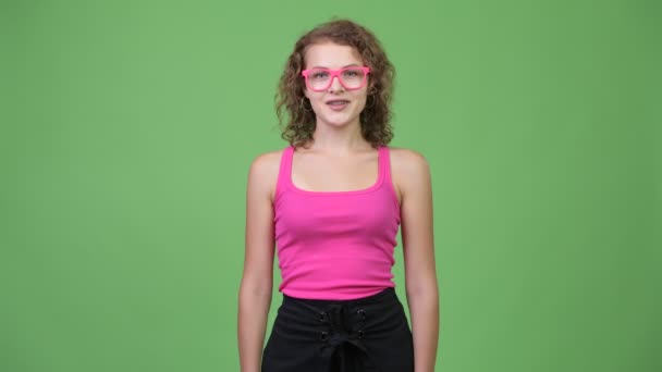 Νέοι ευτυχής όμορφη nerd γυναίκα χαμογελώντας με γυαλιά — Αρχείο Βίντεο