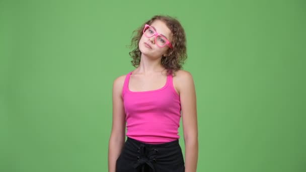 Jeune belle nerd femme penser avec des lunettes — Video