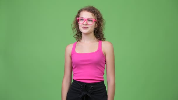 Mladí rádi krásné nerd žena usmívající se přitom mává rukou — Stock video