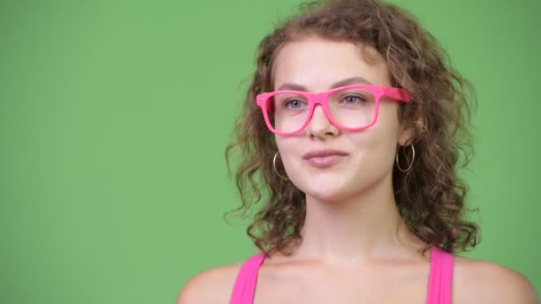 Jovem feliz linda nerd mulher sorrindo com óculos — Vídeo de Stock