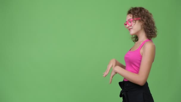 Mladí rádi krásné nerd žena něco dávat — Stock video