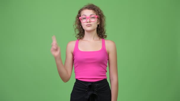 Jovem bela nerd mulher apontando dedo para cima — Vídeo de Stock