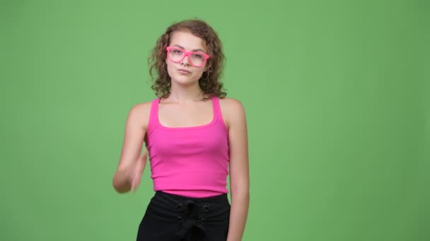 Jeune belle nerd femme donnant poignée de main — Video