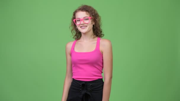 Jonge gelukkig prachtige nerd vrouw handdruk geven — Stockvideo