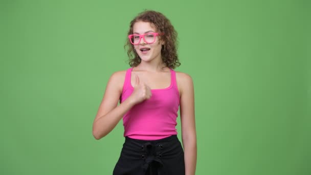 Jonge gelukkig prachtige nerd vrouw geven duimen omhoog — Stockvideo