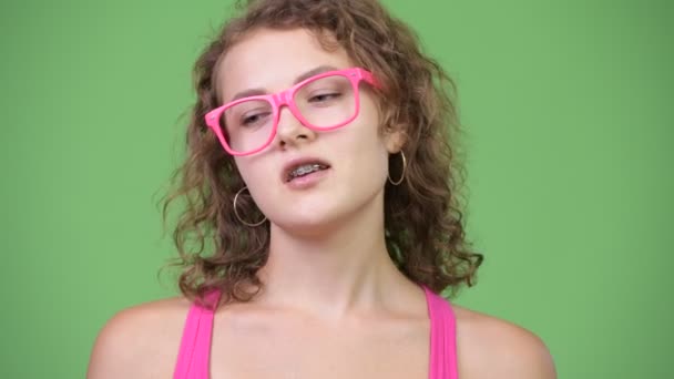 Joven feliz hermosa mujer nerd con frenos hablando con la cámara — Vídeos de Stock