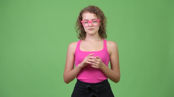 Joven feliz hermosa mujer nerd relajarse con los ojos cerrados — Vídeo de stock