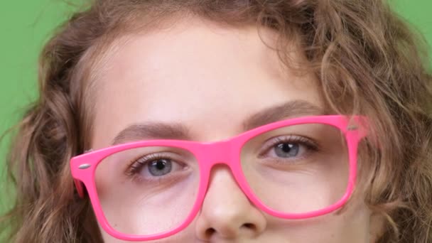 Studio Colpo Giovane Bella Donna Nerd Con Ricci Capelli Biondi — Video Stock