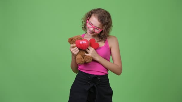 Estúdio Tiro Jovem Bela Mulher Nerd Com Cabelo Louro Encaracolado — Vídeo de Stock