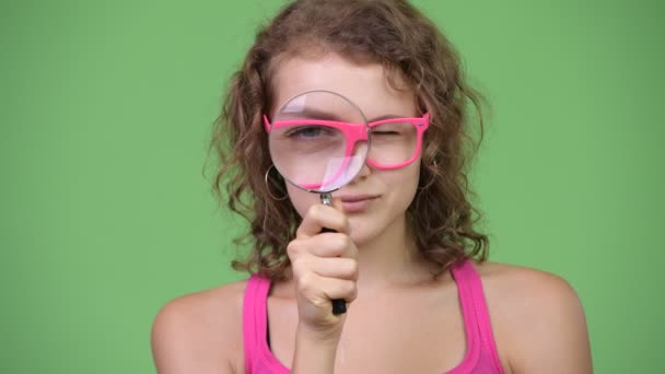Młody piękny nerd kobieta przy użyciu szkła powiększającego — Wideo stockowe