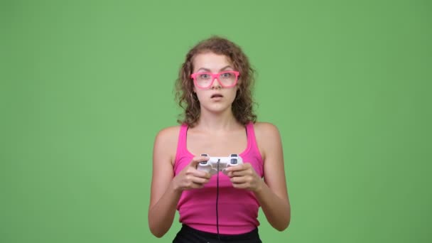 Νέοι όμορφη nerd γυναίκα εστίαση ενώ παίζετε παιχνίδια — Αρχείο Βίντεο