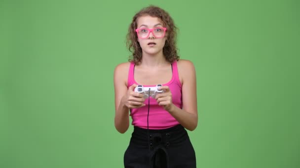 Unga glada vackra nörd kvinna spela spel och vinna — Stockvideo