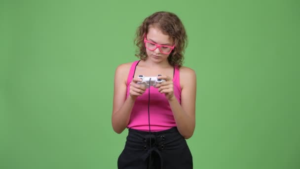 Jovem nerd mulher jogando jogos enquanto adormece — Vídeo de Stock