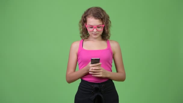 Jovem feliz linda nerd mulher usando telefone — Vídeo de Stock