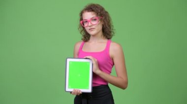 Genç mutlu güzel inek kadın gösteren dijital tablet