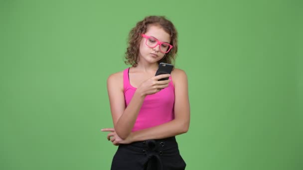 Νέοι ευτυχής όμορφη nerd γυναίκα σκέψης κατά τη χρήση του τηλεφώνου — Αρχείο Βίντεο