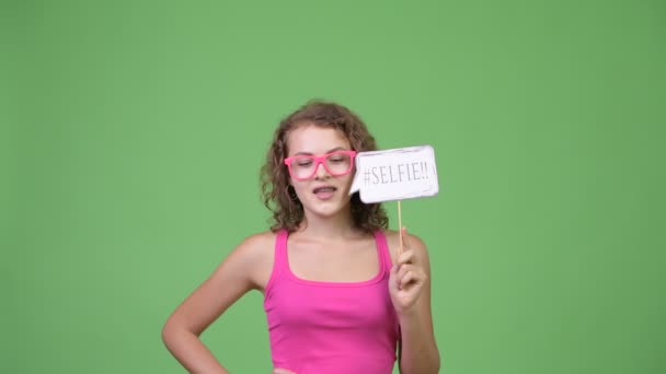 Junge glückliche schöne Nerd-Frau mit Selfie-Papierschild — Stockvideo