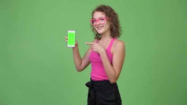 Tineri fericit frumos tocilar femeie arată telefon și dând degetele în sus — Videoclip de stoc
