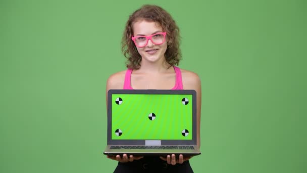 Junge glückliche schöne Nerd-Frau zeigt Laptop — Stockvideo