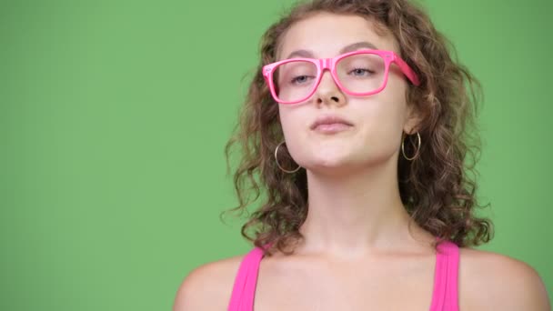 Joven mujer nerd hermosa pensando con anteojos — Vídeo de stock