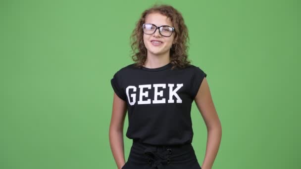 Jovem feliz linda nerd mulher sorrindo enquanto vestindo óculos — Vídeo de Stock